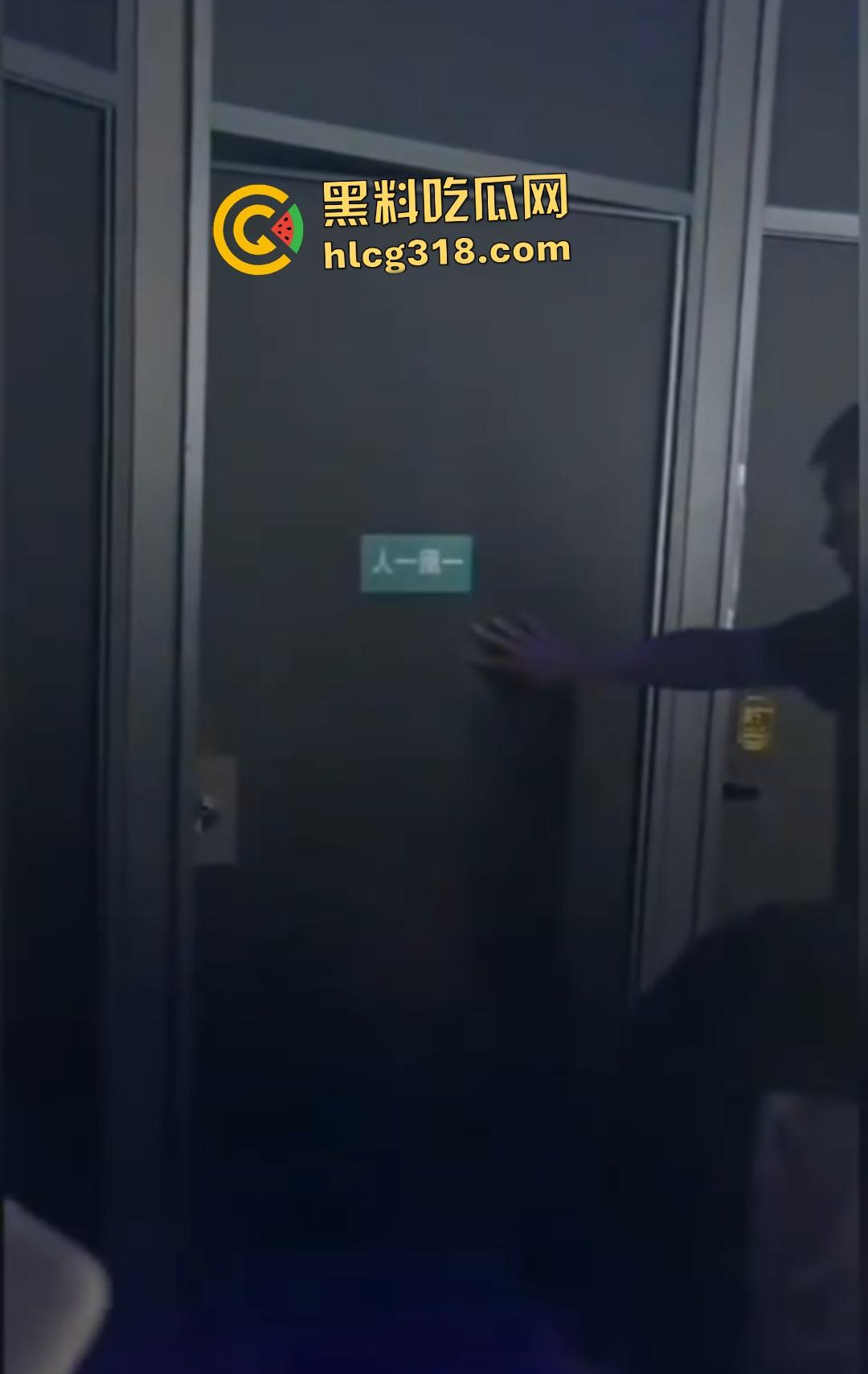 年轻狗男女酒吧厕所激情翻车！躲门后准备开干被拍照，安保竟敲门坏事，狗男女爽到一半直接萎缩！-6