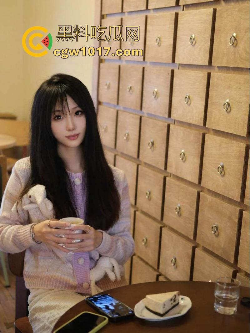 天津骚女【邵子畅】装欧洲女留哄骗富哥，天天约炮只为遇到哪个肯为她花钱的大冤种，骚逼早已雀黑无比！-8