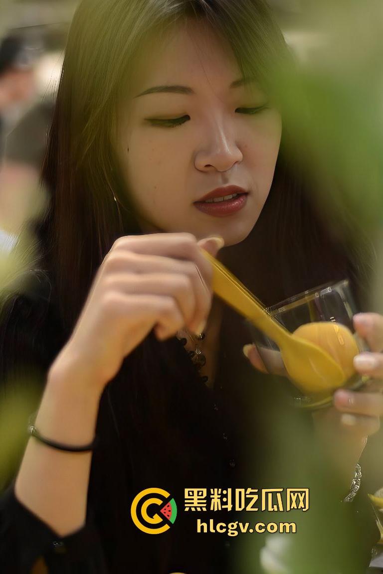 天津少妇【曾萱】被金主包养,变态老板羞辱虐待,黑木耳被玩到喝尿,视频曝光震惊众人!-5