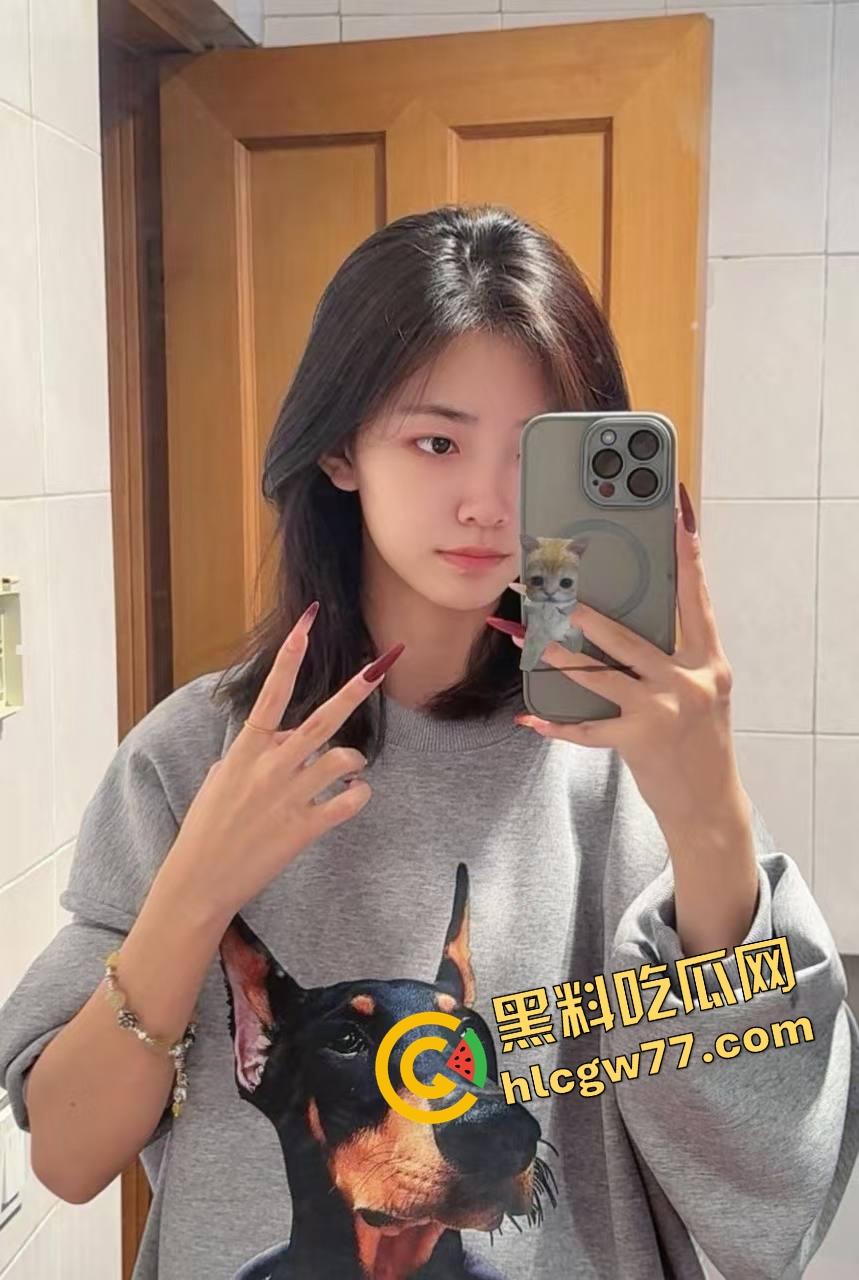 骚得要命的颜值妹子主动跪舔，嘴上功夫堪比老炮，深喉后入双夹爆射，内射后还用小穴夹着帮你挤干！-3