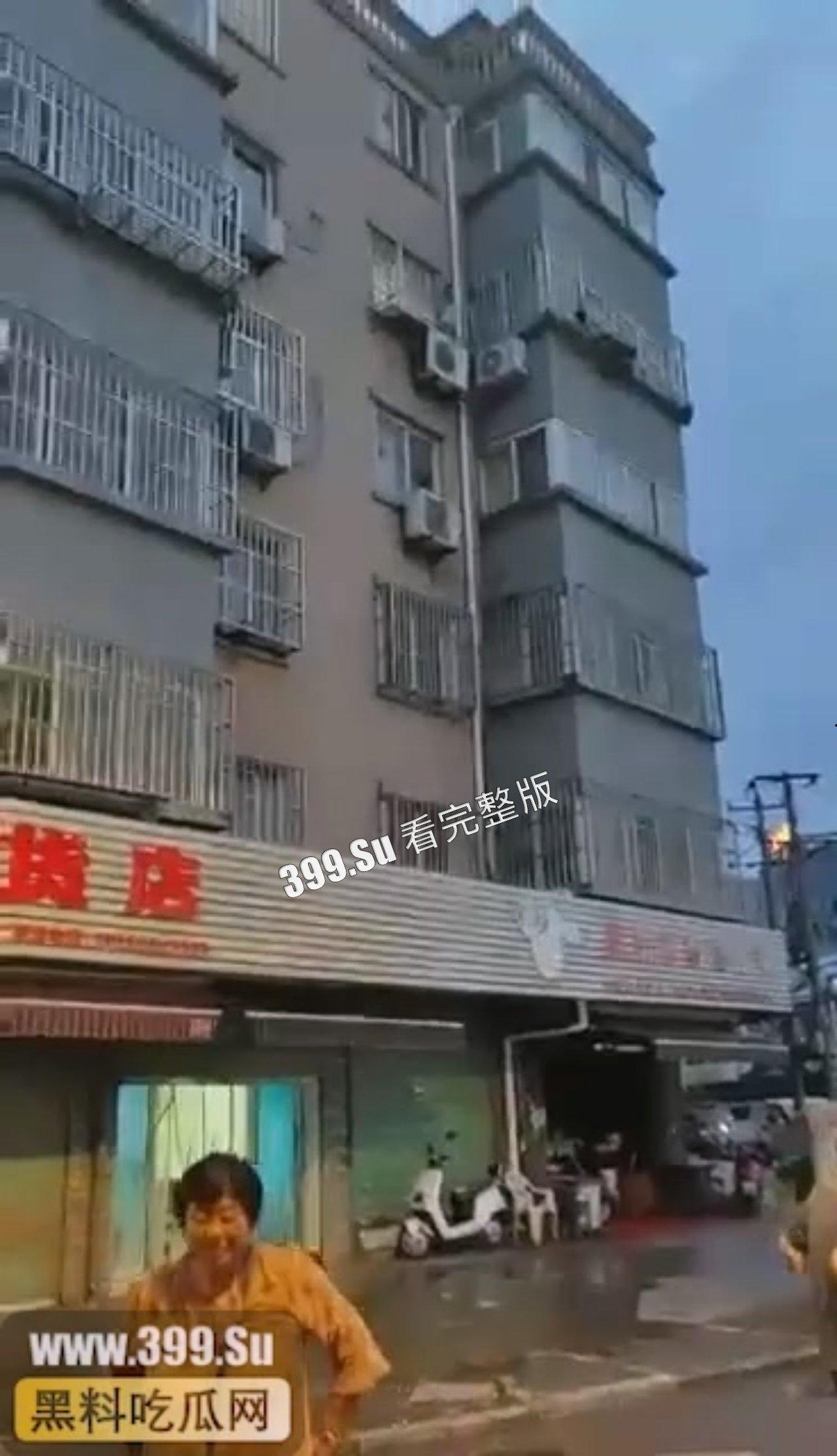 安徽合肥 男孩被母亲棍棒追打，果断从五楼跳下-3