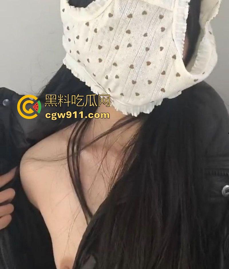 东北大学清纯女大学生【罗铭怡】被金主调教成骚母狗，在校期间拍摄各种露出视频，被主人玩腻后曝光流出！-10