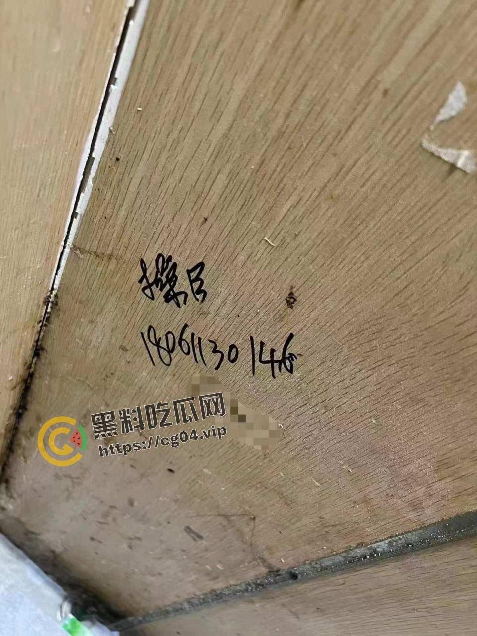 离谱！42岁阿姨厕所打广告求操b  小伙假冒62岁老头问价  最后临阵脱逃-1