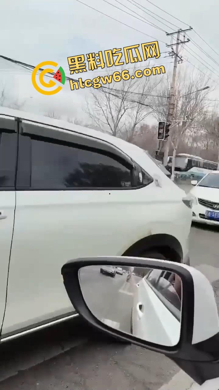 沈阳飞天井盖一般人整不了，开个车都能被井盖空降暴击，谁能想到开车开出个天降铁饼？-2