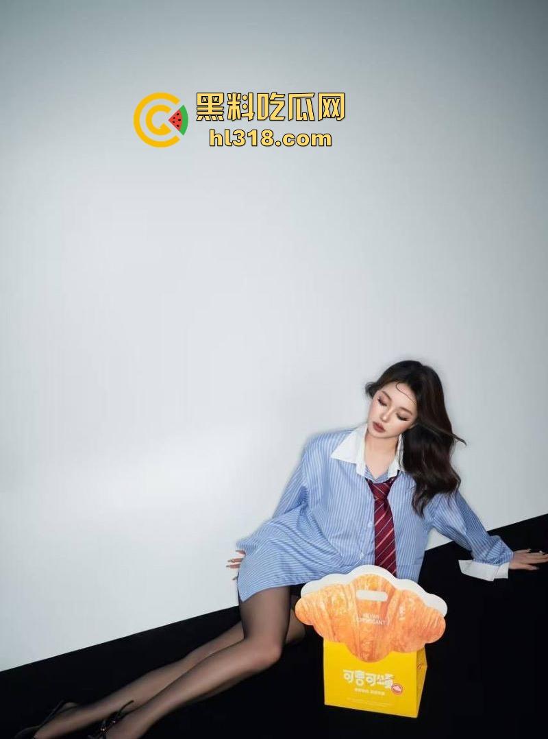 酒吧搭讪的可爱大胸妹没想到竟然如此反差,镜前主动口交吞精,射后含精挑逗镜头,恨不得再来一发!-1