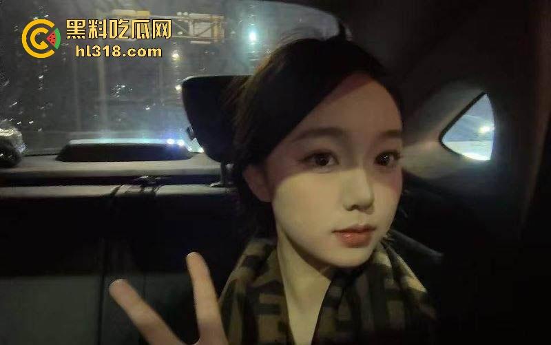 酒吧搭讪的可爱大胸妹没想到竟然如此反差,镜前主动口交吞精,射后含精挑逗镜头,恨不得再来一发!-3