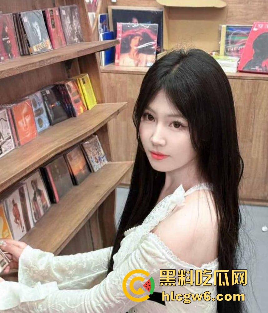 河南19岁反差嫩妹【李鑫楠】啪啪视频流出,表面清纯内心骚浪，年纪小却性欲强烈，床上姿势解锁太狠了！-3