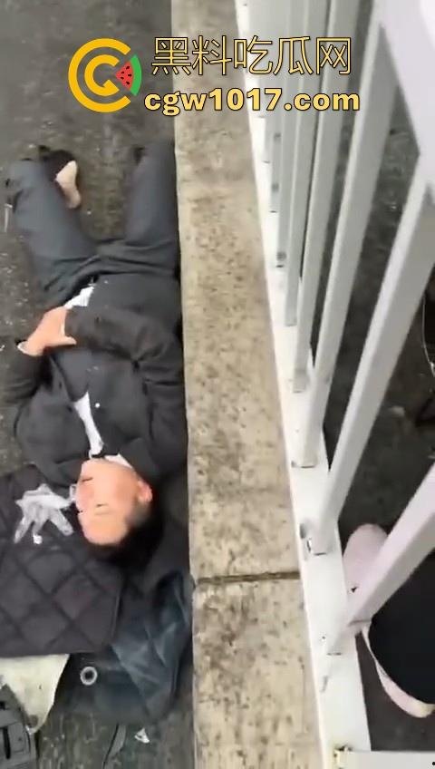 江苏南京中央门立交桥轿车猛冲入人行道,接连撞翻多辆电动自行车,多名行人受伤倒地昏迷,又是报复社会吗?-3