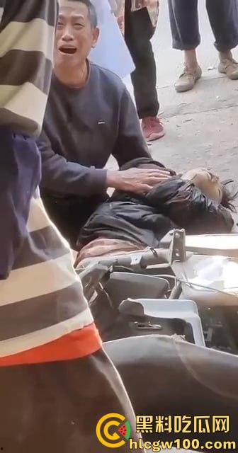 比亚迪秦村路超速强行超车，两名学生当场死亡，老父亲抱着儿子痛苦哀嚎-5