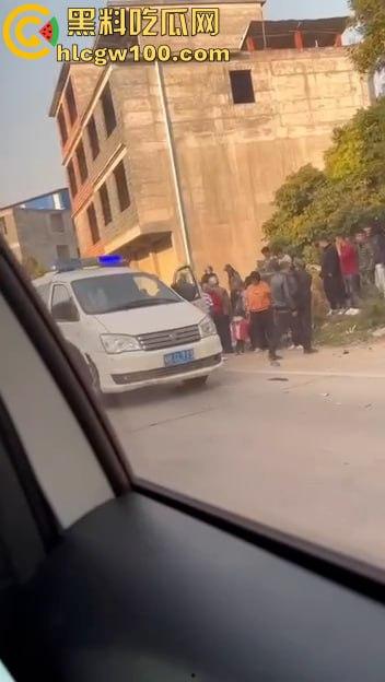 比亚迪秦村路超速强行超车，两名学生当场死亡，老父亲抱着儿子痛苦哀嚎-6