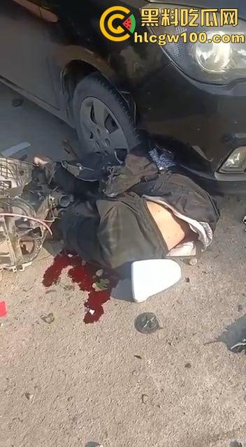 比亚迪秦村路超速强行超车，两名学生当场死亡，老父亲抱着儿子痛苦哀嚎-7