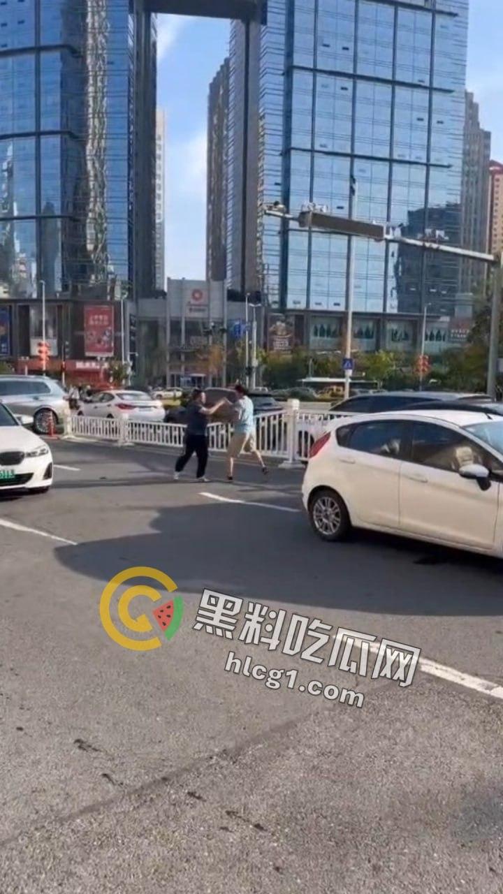 山东青岛马路中央惊现“真人快打”！50岁大爷一拳KO40岁小伙成拳皇-4