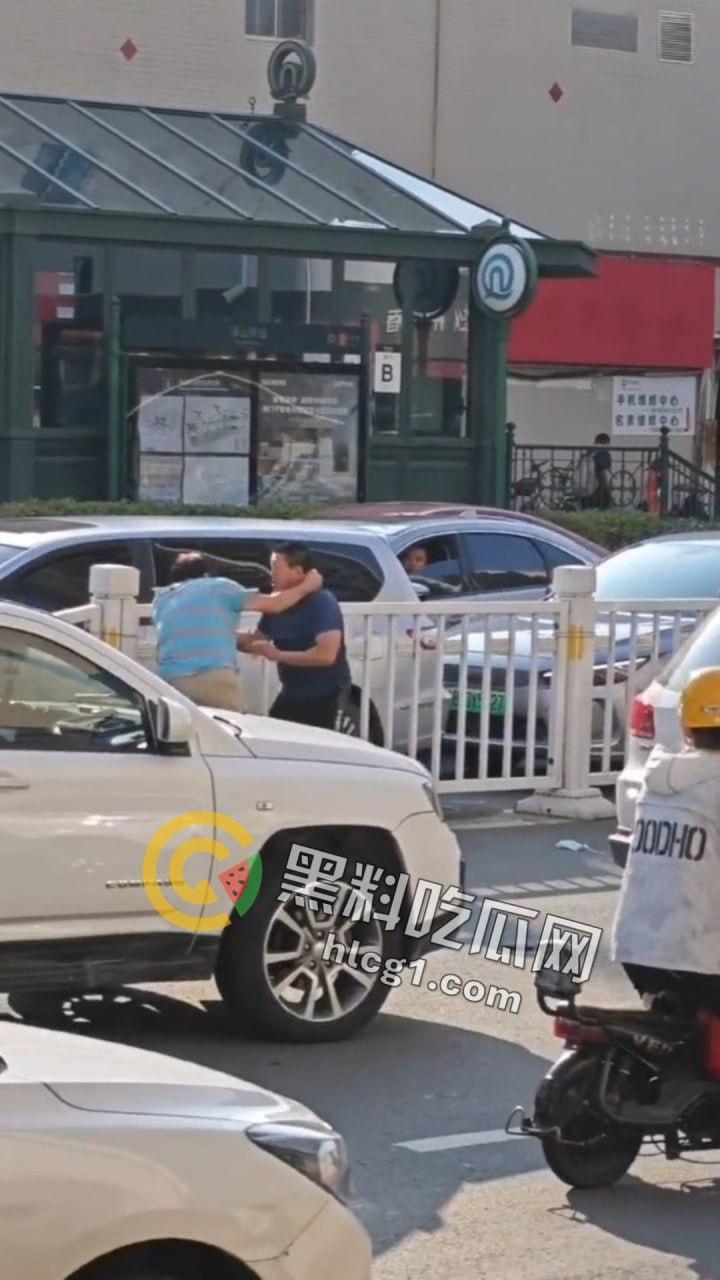 山东青岛马路中央惊现“真人快打”！50岁大爷一拳KO40岁小伙成拳皇-5