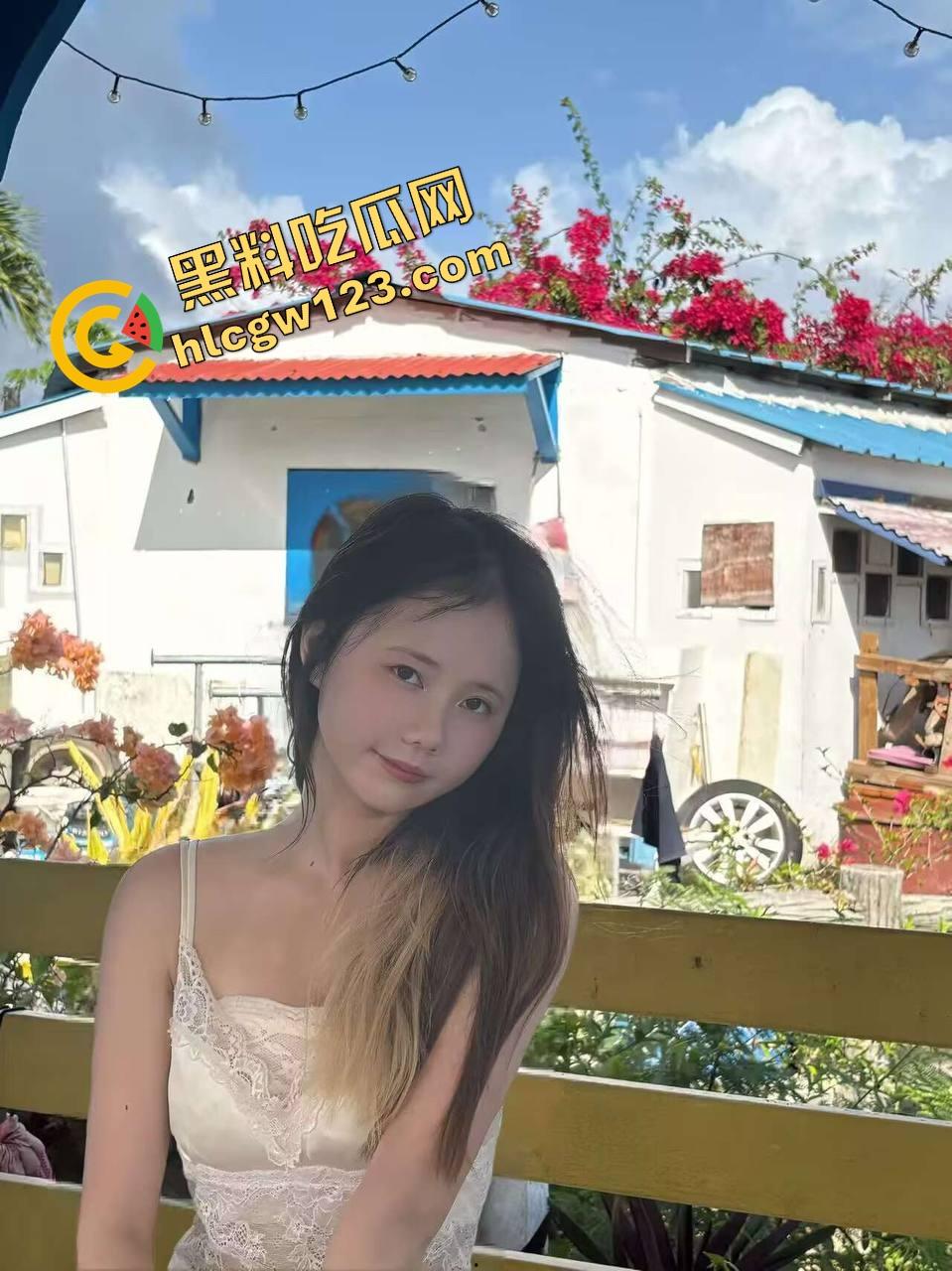 酒店激情夜全程直播，薄纱遮体却遮不住啪啪呻吟，对面楼几位老哥出差直接举手机围观，朦胧现场太顶了！-1