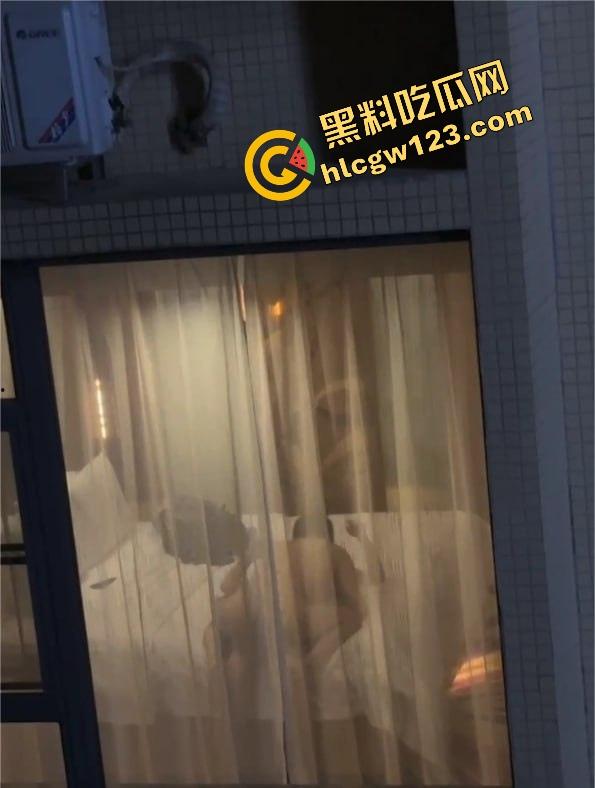 酒店激情夜全程直播，薄纱遮体却遮不住啪啪呻吟，对面楼几位老哥出差直接举手机围观，朦胧现场太顶了！-4