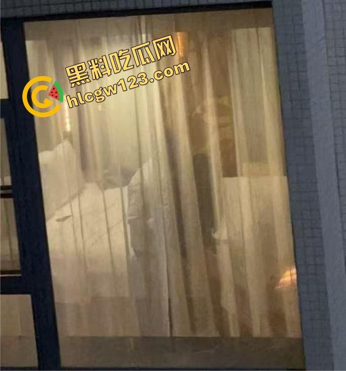 酒店激情夜全程直播，薄纱遮体却遮不住啪啪呻吟，对面楼几位老哥出差直接举手机围观，朦胧现场太顶了！-5