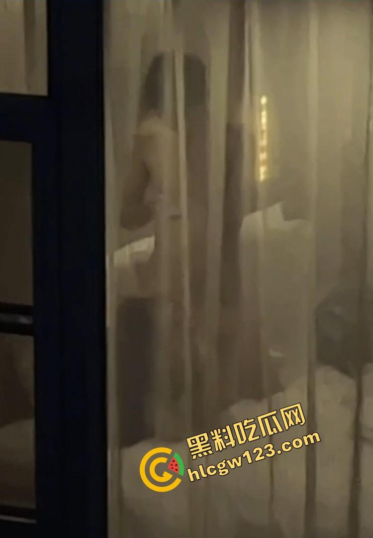 酒店激情夜全程直播，薄纱遮体却遮不住啪啪呻吟，对面楼几位老哥出差直接举手机围观，朦胧现场太顶了！-8