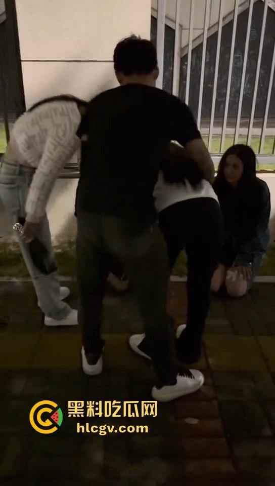 广西精神小妹霸凌两小仙女！暴露男友位置惹祸，小仙女被堵墙角皮带抽，场面真是狠得不行！-4