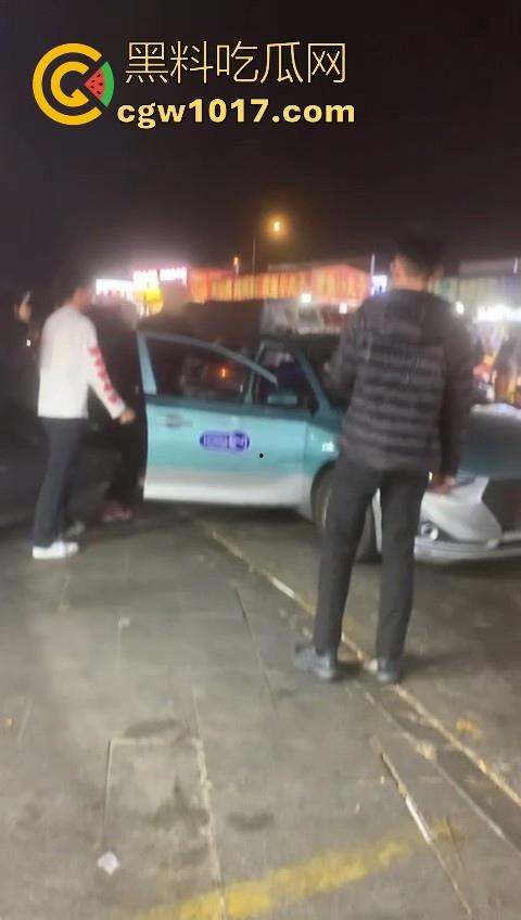 训洋狗还得是东北人!老外夜市耍流氓被东北大汉暴揍,从车里拽出来,拳打脚踢轮番上场,看得人是真解气!-8