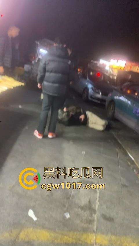 训洋狗还得是东北人!老外夜市耍流氓被东北大汉暴揍,从车里拽出来,拳打脚踢轮番上场,看得人是真解气!-9