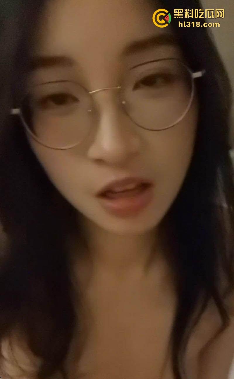 华南师范大学眼镜嫩妹被调教成风骚小母狗，全裸勇闯男厕所，男生寝室激情做爱露脸口交反差拉满！-1