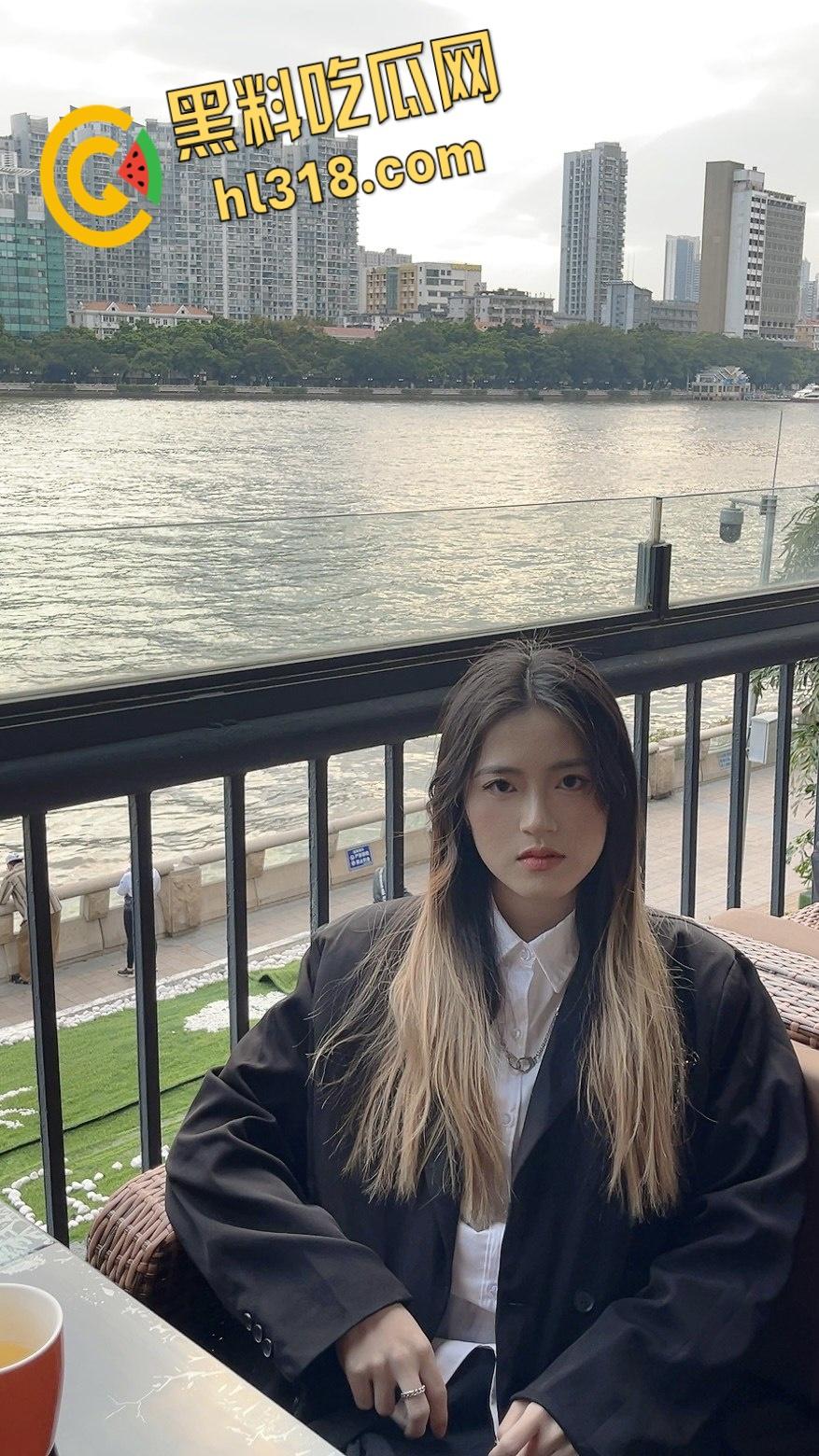 青岛清纯护士【何小笙】，对镜后入疯狂打桩，黑丝眼镜母狗床上淫水横流，自拍被操表情真淫荡 !-3