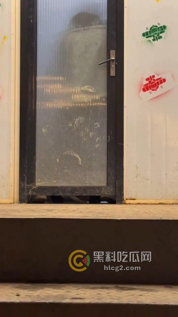 透明玻璃门暴露无遗！小情侣卫生间激情做爱被围观，吃瓜群众直播全过程！-5