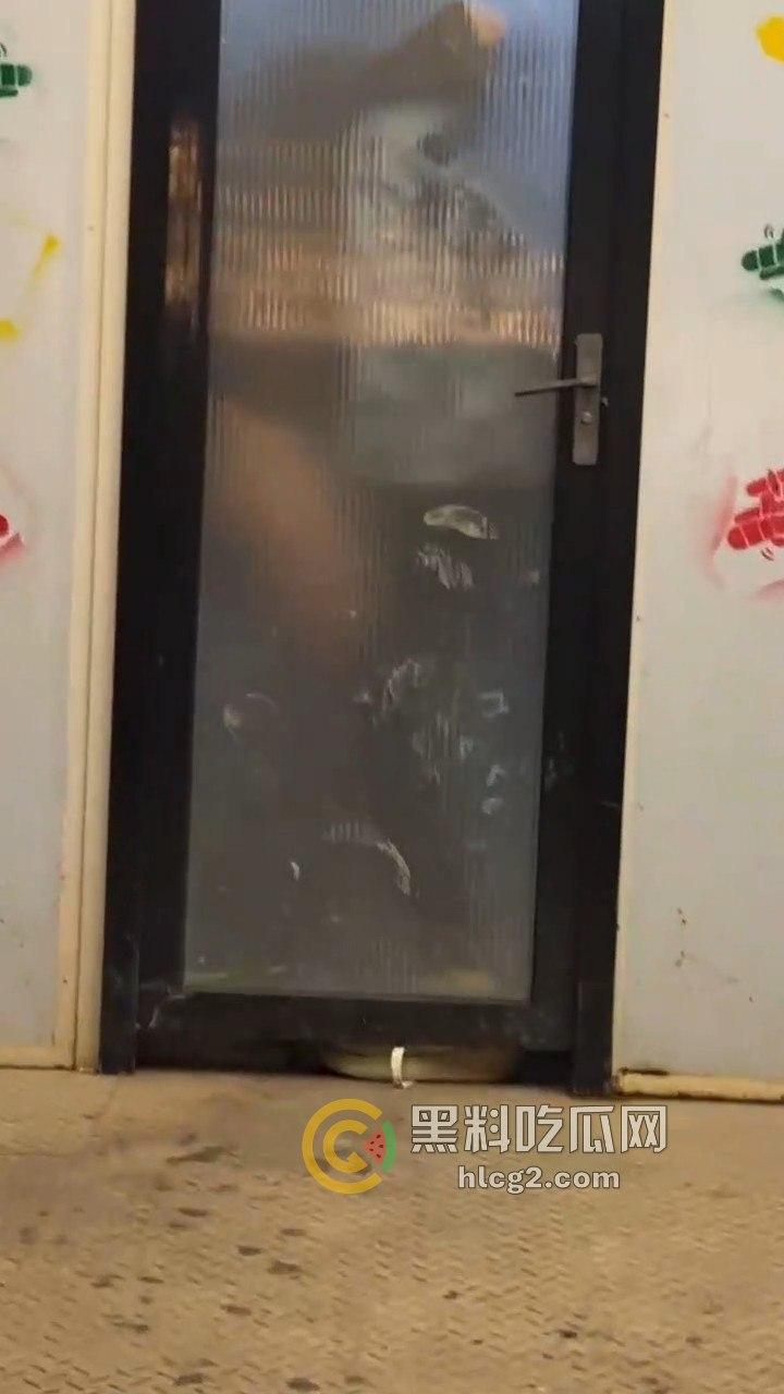 透明玻璃门暴露无遗！小情侣卫生间激情做爱被围观，吃瓜群众直播全过程！-6