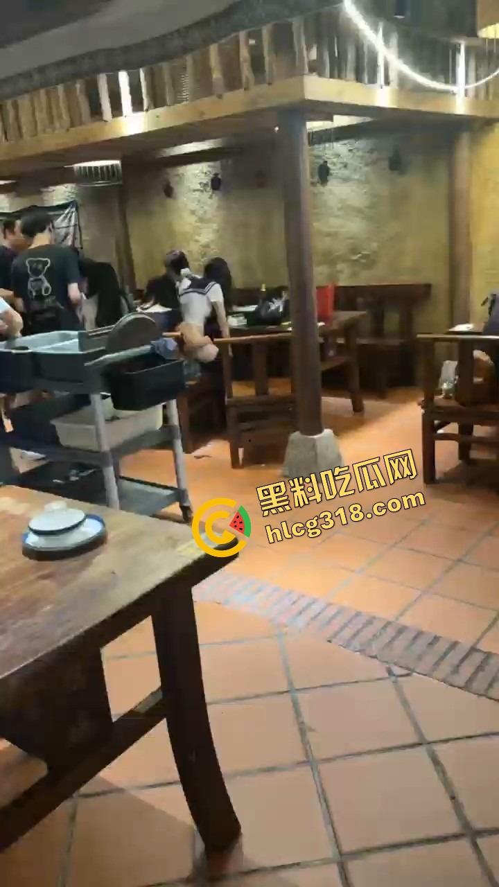 广州天河JK妹子喝断片开始通灵完成任务，真空掀裙坐闺蜜腿上磨逼，屁股一扭直接把旁边哥们干自闭了！-5