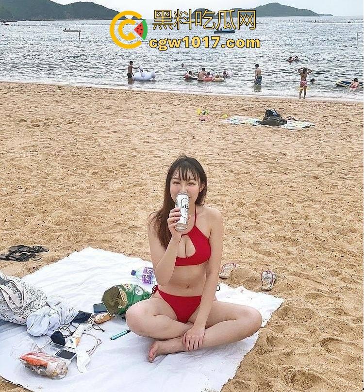 杭州工商大学高颜值反差嫩妹【肖艺莹】与前男友旅游做爱视频曝光，激情缠绵本性尽显，跪床口交对镜后入爆操娇躯！-2