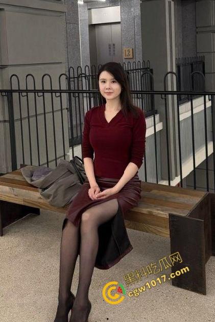 饥渴丝袜嫂子在厨房狂野求欢！灶台上疯狂抽插，淫水四溅，视觉盛宴引人窒息！-2