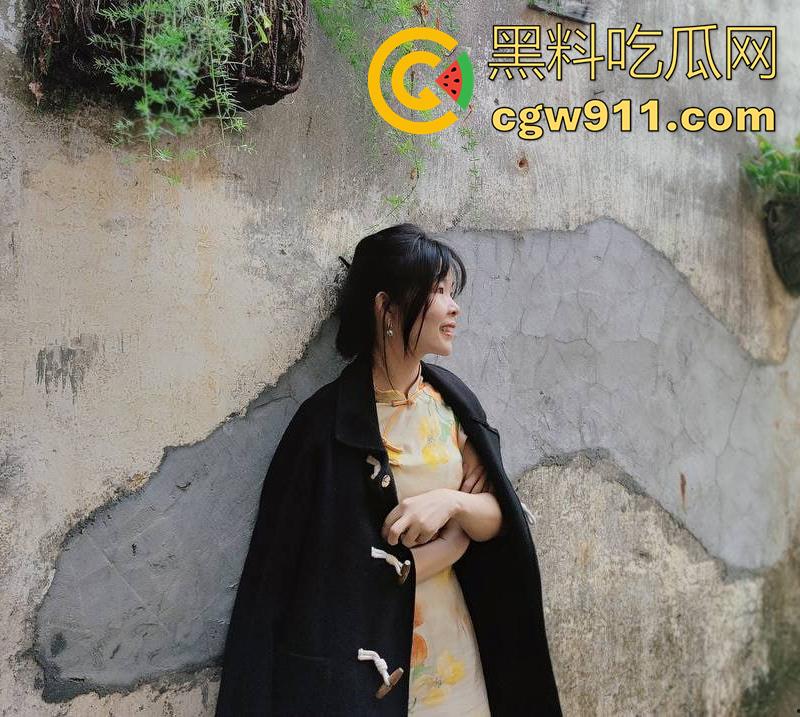 深圳32岁肥臀骚逼【王芳芳】，至今未婚乐忠于约炮，靠逼上位当母狗，公共厕所海边都曾被炮友操过，实在太骚了！-1