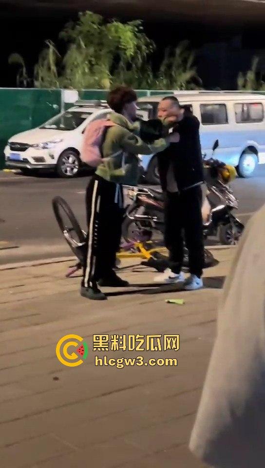 福州酒懵子喝酒喝得发疯,怼孩子当出气筒,要是孩子有刀估计当天就直接火化-1