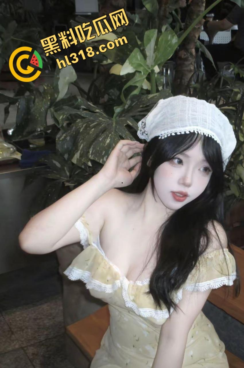 安徽艺术学院白嫩学生妹【胡沁怡】，性感自拍 前凸后翘身材超极品，这蜜桃臀后入起来一定很带劲 !-1