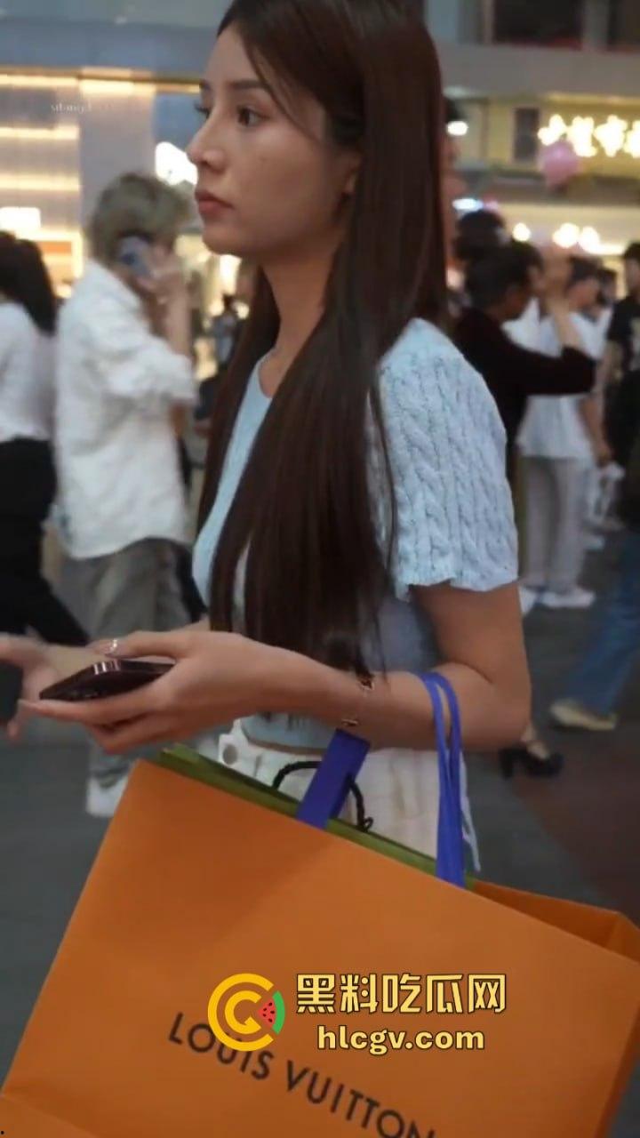 夜市街头超底美腿少女裙底风光 白色丁字裤配无毛逼缝 一看就是反差骚货-1