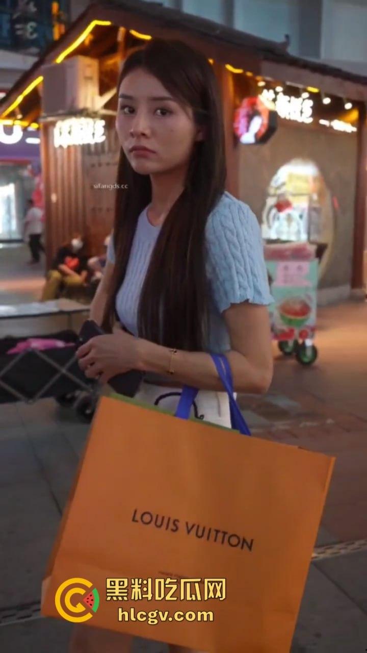 夜市街头超底美腿少女裙底风光 白色丁字裤配无毛逼缝 一看就是反差骚货-3