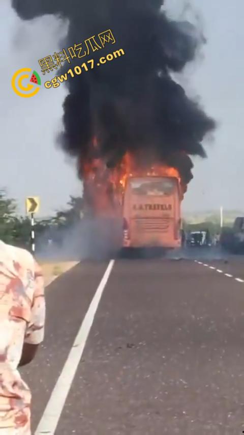 印度拉贾斯坦邦新购巴士惨烈失火，20人惨遭烈焰吞噬命丧黄泉，焦黑车厢隐隐哀嚎，车主凄凉新车梦碎-3