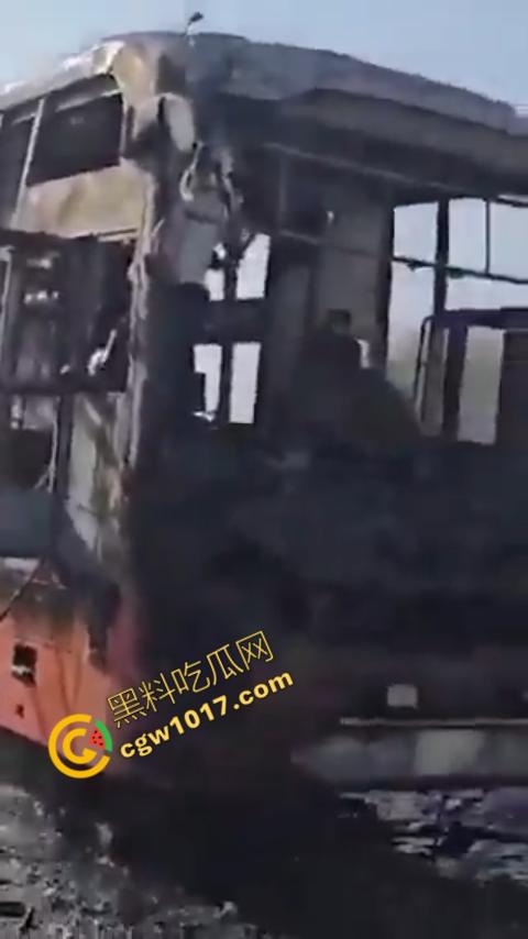 印度拉贾斯坦邦新购巴士惨烈失火，20人惨遭烈焰吞噬命丧黄泉，焦黑车厢隐隐哀嚎，车主凄凉新车梦碎-8