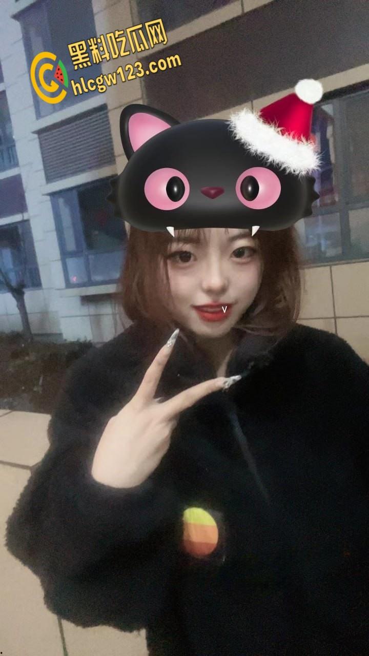 山东清纯学生妹【于依菲】，童颜巨乳极品尤物， 背着男友被网调，各种假屌露脸自慰！-1