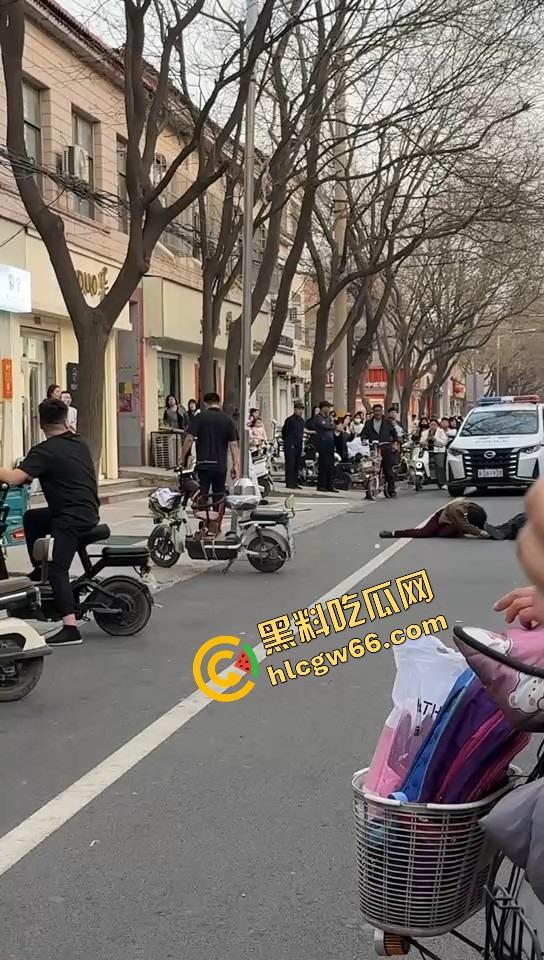 郑州人神共愤事件，当兵16年白练了，回家不是孝敬父母，是为个丑小三把爹妈打进医院！-10