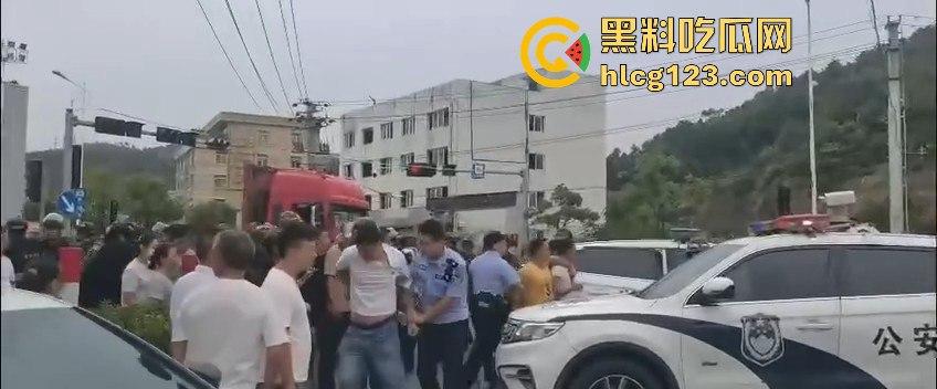 讨薪没错，但拦路等于找事！拦了路？特别人员分分钟把你请去喝茶！-9