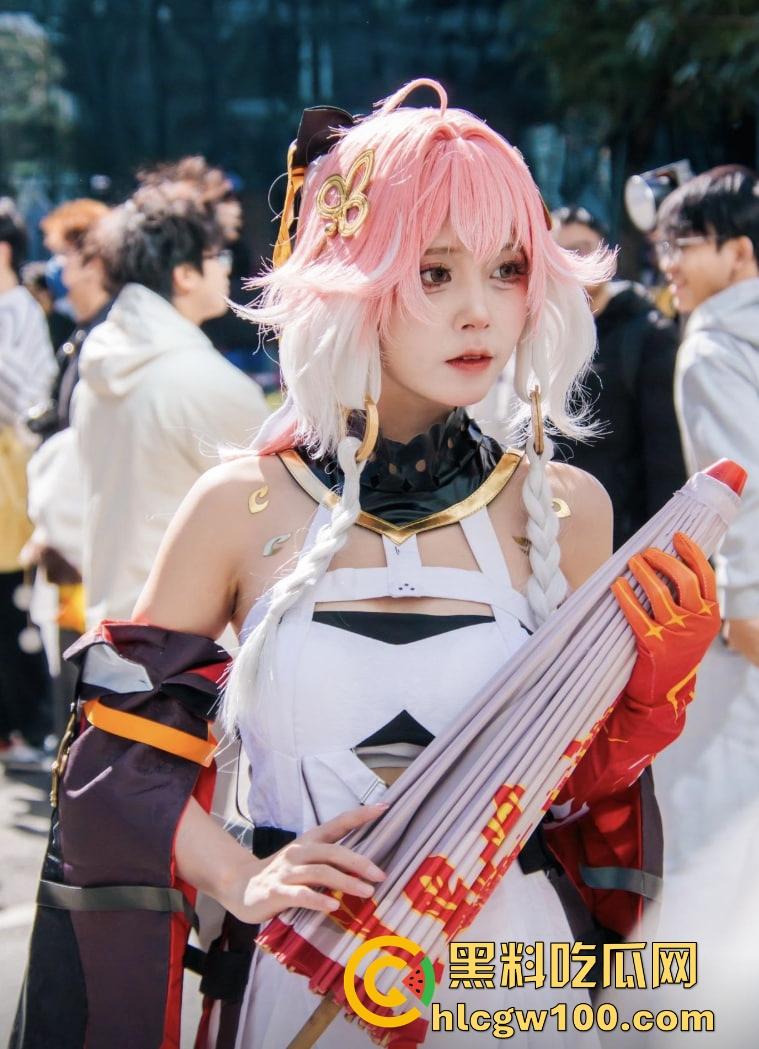 大城市漫展就是狠 不是内场去不起而是外场更有性价比 妹子敢脱不怕冷 锁骨短裙大腿全都露衣服越少越专业！-1