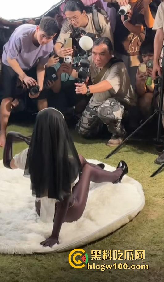 大城市漫展就是狠 不是内场去不起而是外场更有性价比 妹子敢脱不怕冷 锁骨短裙大腿全都露衣服越少越专业！-13