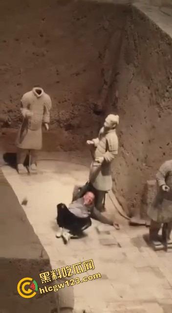 陕西兵马俑博物馆突发迷惑行为，男子纵身跳俑坑，推倒两尊陶俑再原地卧倒捂脸装雕像，景区直接封馆！-9