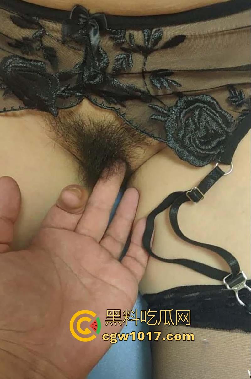 没有单手开法拉利的命，哪只能单手揉大奶猛操，炮机先开场润逼，后大屌后入猛插，把嫂子插到痉挛淫叫！-2