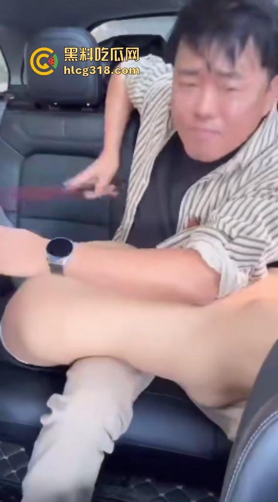 女子车内脱光被男子用板子和手拍屁股！配合音乐敲响节奏，比做爱的声音都好听，这才是真皮手鼓！-5