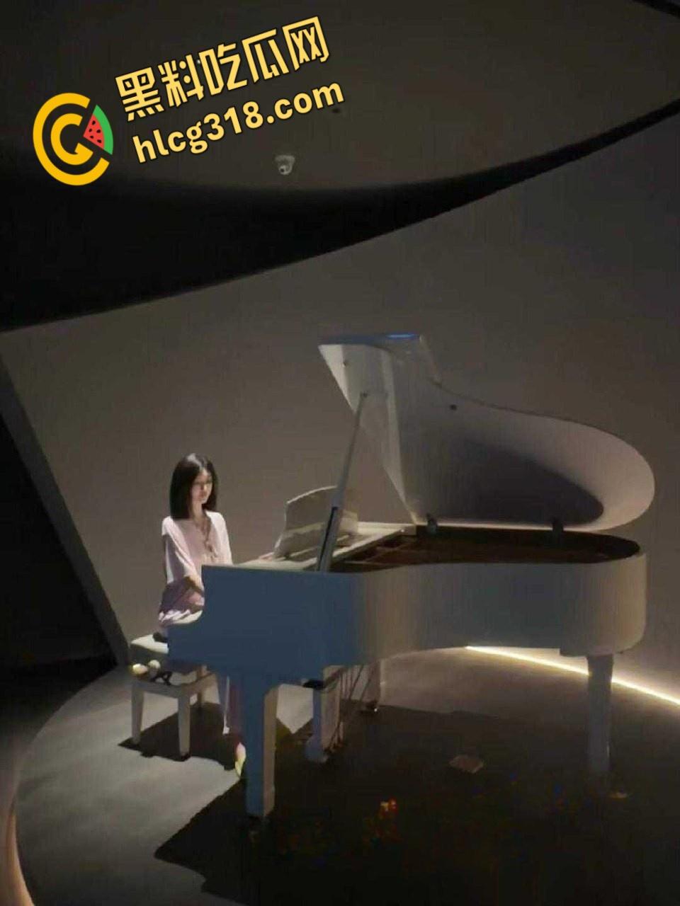 南昌大学极品御姐【沈嫒宁】，对着镜子蒙眼口交，后入时小穴夹的紧紧的，死死抓紧被子，这身材不愧是舞蹈生！-1