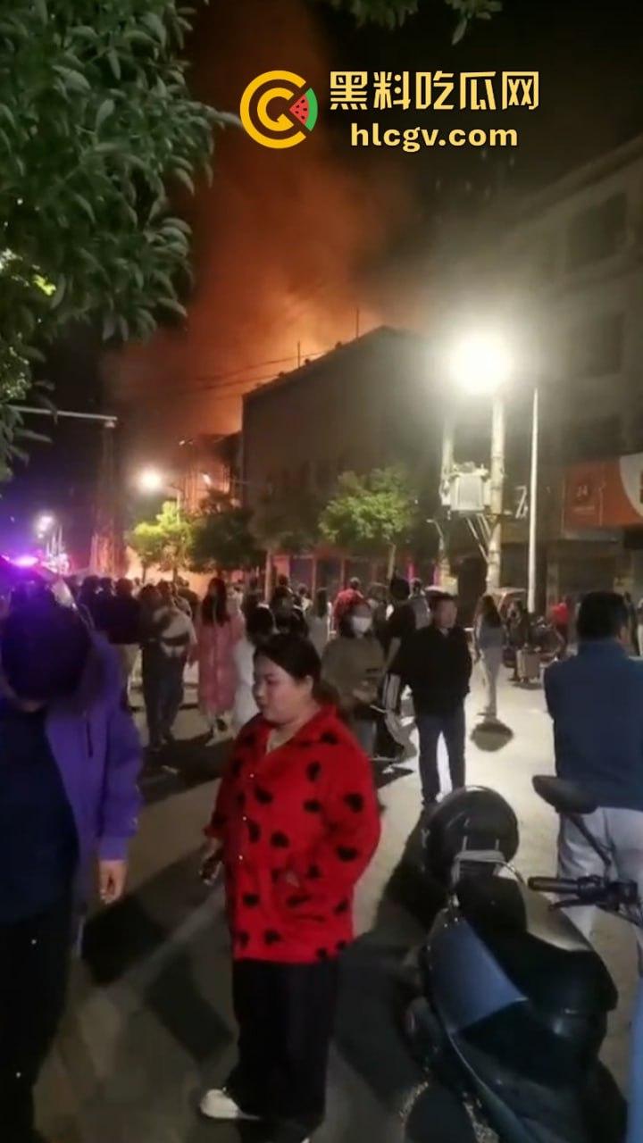 湖北荆门服装城突生大火 整座楼烧成空架损失惨重 现场真实大火视频曝光-9