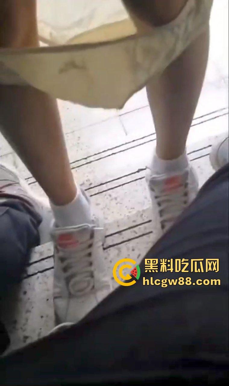 福清卫校饥渴反差女高偷尝禁果，与男朋友在教学楼楼梯口交吃鸡，不得劲还脱裤子吸吮肉棒！-8