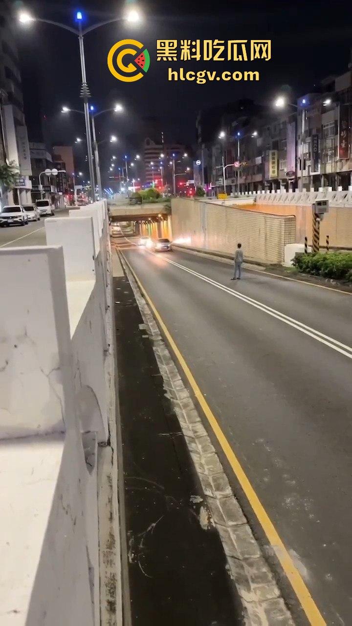 精神大叔作死站路中间，叼烟堵车挑衅！遇上精神小伙直接开揍，魔法果然得用魔法破！-1